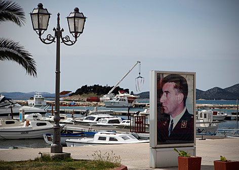 © AP Photo/Darko Bandic Plakat von Ante Gotovina in Pakostane