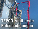 Ein Kran steht neben Reaktor vier in Fukushima I