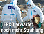 Polizisten in Schutzanzügen