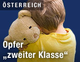 Kind dr&uuml;ckt einen Teddyb&auml;r an sich