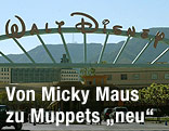 Zufahrt zu den Disney-Studios mit Walt-Disney-Schriftzug