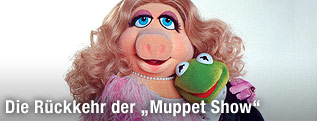 Die Muppets-Figur Kermit, der Frosch lehnt sich an die Schulter von Miss Piggy.