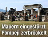 Säulen und Gebäude der antiken Stadt Pompeji