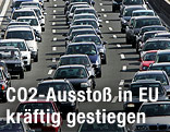 Autos im Stau auf Autobahn