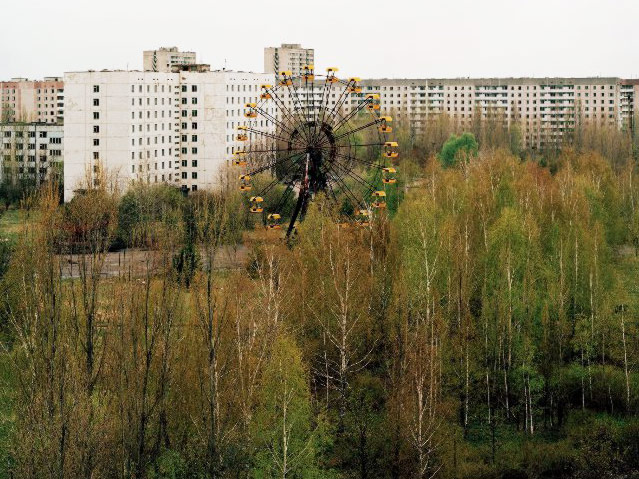 © Rüdiger Lubricht Riesenrad in Pripjat ist von Bäumen umringt