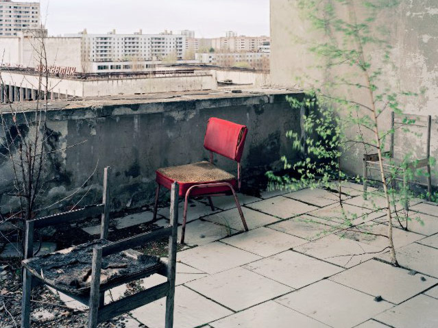 © Rüdiger Lubricht Roter Stuhl auf Balkon