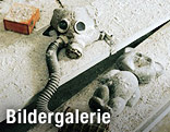 Gasmaske neben Teddybär