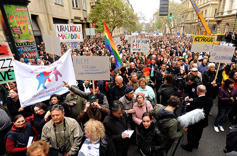 © APA/EPA/Szilard Kosszticsak Demonstranten in Budapest