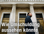 Mann steht vor einer griechischen Bank in Athen