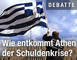 Mann schwingt Griechenland-Fahne