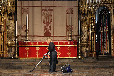 © Reuters/Stefan Wermuth Frau reinigt den Altar der Westminster Abtei in London