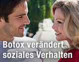 Zwei Frauen schauen sich an