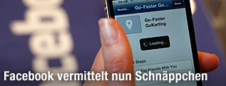 Smartphone mit Facebook-Angebot