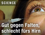Frau bekommt Botox-Spritze