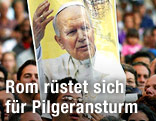Pilger mit einem Plakat von Papst Johannes Paul II.