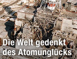 Luftaufnahme des zerstörten Reaktorblocks des ukrainischen Atomkraftwerks in  Tschernobyl (Archivbild von 1986)