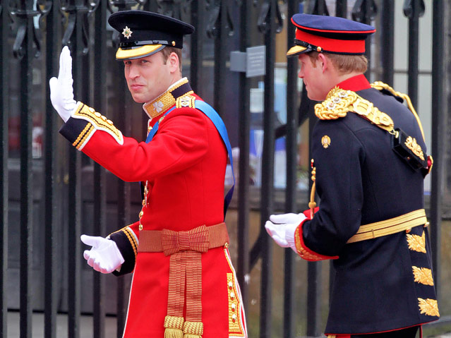 Prinz William und Prinz Harry winken