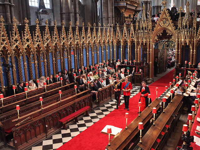 Prinz William und Prinz Harry schreiten durch Westminster Abbey