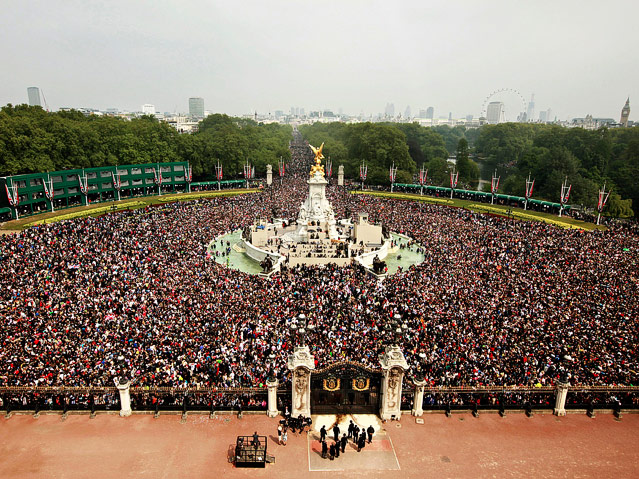 Millionen Menschen vor dem Buckingham Palace in London