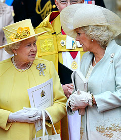 Queen Elizabeth II. unterhält sich mit der Herzogin von Cornwall Camilla Mountbatten-Windsor