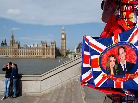 © Reuters/Marcelo Del Pozo Souvenirs vom Hochzeitspaar vor dem Buckingham-Palast