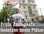 Ein Fan der Königsfamilie mit Flagge in Montur vor der Westminster Abbey