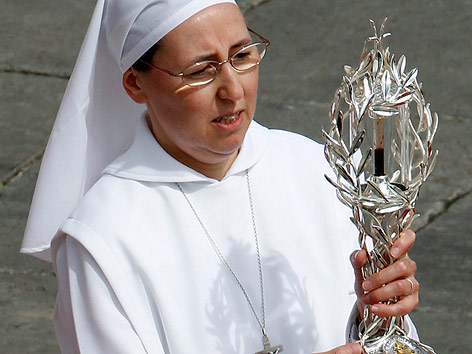 © Reuters/Stefano Rellandini Die Nonne Marie Simon-Pierre Normand trägt die Blutampulle von Johannes Paul II.