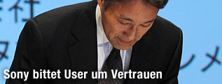 Sony Präsident Kazuo Hirai verbeugt sich