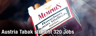 Mann hält Memphis-Zigarettenpackung in der Hand