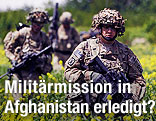 US-Soldaten in einem Mohnfeld