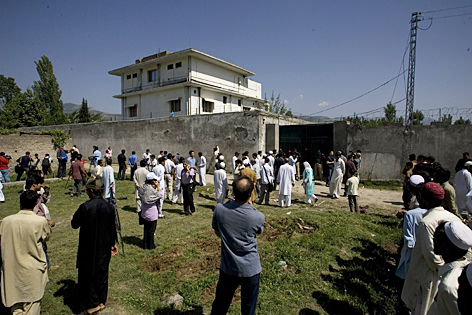 © AP/Anjum Naveed Schaulustige versammeln sich vor dem Haus, in dem Bin Laden gefasst und getötet wurde