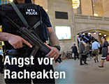 Schwer bewaffneter Polizist in der Grand Station Hall in New York