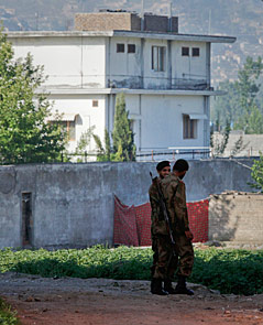 Pakistanische Soldaten vor dem Gebäude in Abbottabad (Pakistan), in welchem Osama bin Laden getötet wurde.