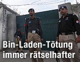 Soldaten stehen vor Bin Ladens Haus