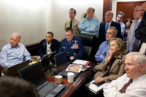 U.S. Präsident Barack Obama beobachtet gemeinsam mit seinen MItarbeitern des Sicherheitsstabs via TV die "Operation Geronimo"