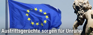 Griechische Statue betrachtet Euro-Fahne