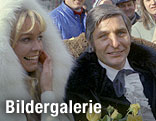 Gunter Sachs fährt mit seiner damals frisch angetrauten Ehefrau Mirja in einer Kutsche