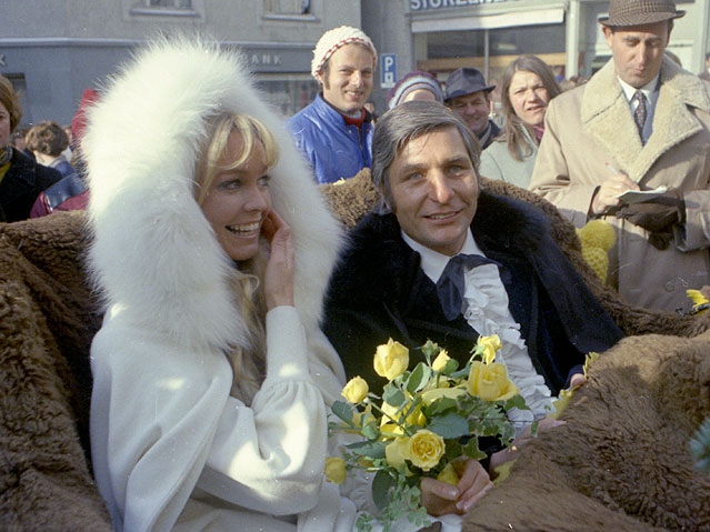 © AP/Kurt Strumpf Gunter Sachs fährt mit seiner damals frisch angetrauten Ehefrau Mirja in einer Kutsche