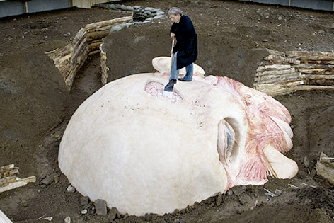 © Jan Fabre mit einem seiner Werke APA/Kunsthaus Bregenz