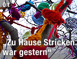 Gestricktes hängt auf einem Baum.