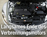 Offene Motorhaube von oben