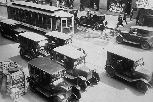 © AP Taxis in einer Straßenszene aus 1932