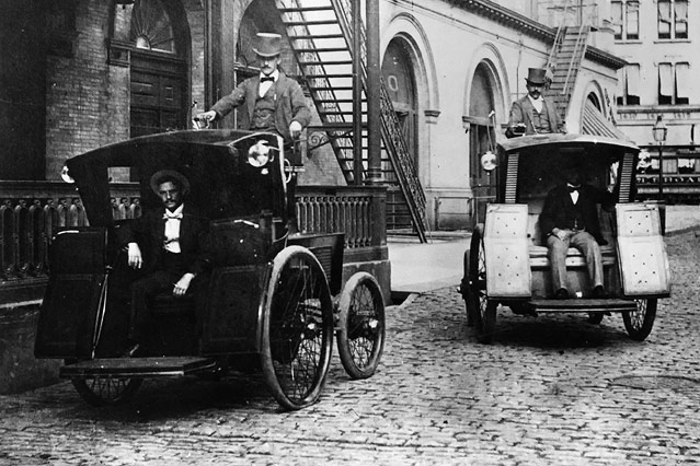 © AP/Museum of Modern Art Die ersten Electrofahrzeuge von Morris und Salom in 1898