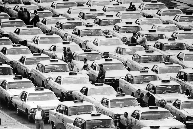© AP/Jerry Mosey Dutzende New Yorker Taxis am LaGuardia Airport in Queens
