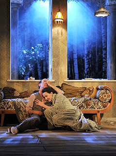 © Burgtheater/Georg Soulek Schauspieler Sylvie Rohrer und Martin Wuttke