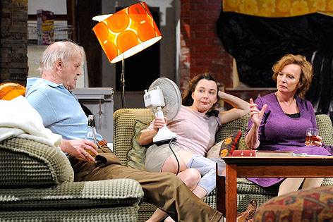 © APA/Robert Jäger Schauspieler Roland Kenda, Sylvie Rohrer und Barbara Petritsch in "Tracy Letts (Eine Familie)"