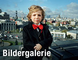 Foto aus Serie "Little Adults" von Anna Skladmann
