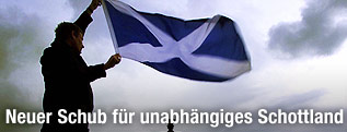 Nationalist hält Schottland-Flagge über Edinburgh
