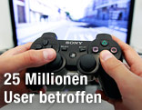 Playstation-Controller in den Händen vor einem Fernseher