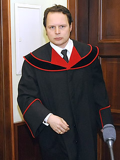 Staatsanwalt Wolfgang Handler betritt das LAndesgericht